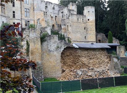 Ein Teil der Außenmauer der Vorburg der Burg Beaufort stürzte am Freitag ein
