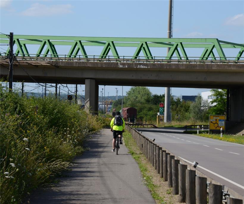 Ein Teil der Route führt an Straßen oder auch Gleisen entlang
