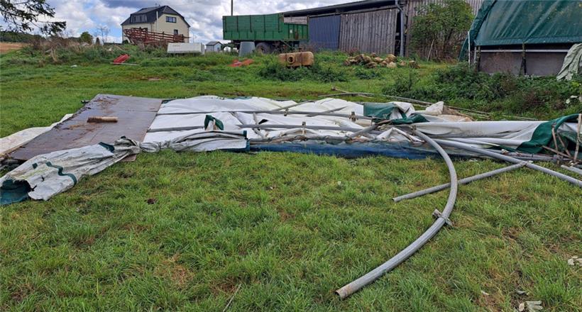 Ein Teil der Rundbogenhalle ist hinter dem Ziegengehege gelandet