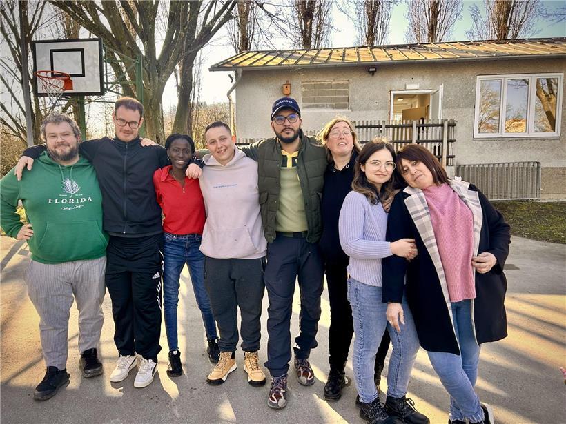 Teil der Schengen-Marina-Truppe in Uniform bei offizieller Zeremonie am Hafen mit Schiffen im Hintergrund