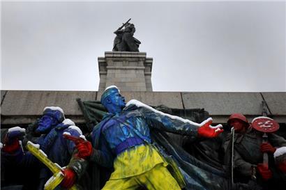 Ein Teil des Denkmals der sowjetischen Armee in Sofia wurde mit den Farben der ukrainischen Flagge bemalt
