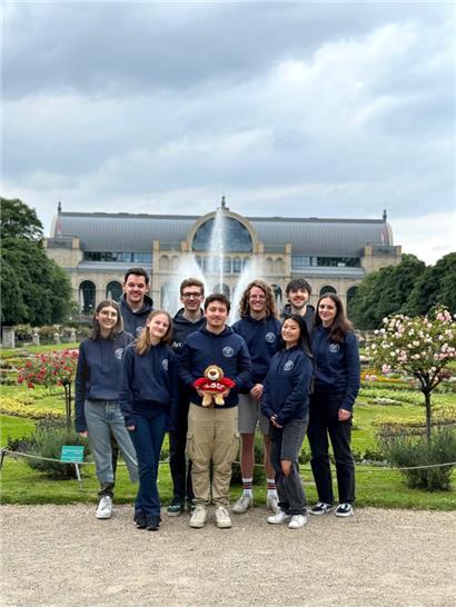 Ein Teil des LSC-Vorstandes vor der „Flora“ im botanischen Garten in Köln
