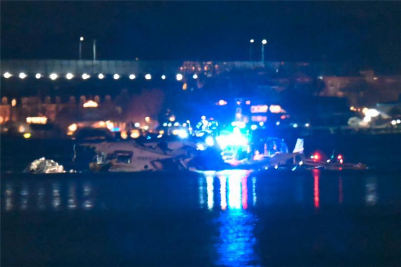 Ein Teil des Wracks ist zu sehen, als Rettungsboote den Potomac River absuchen, nachdem ein Flugzeug im Anflug auf den Reagan National Airport in den Fluss außerhalb von Washington, DC, gestürzt ist
