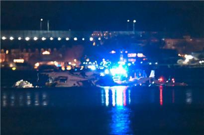 Ein Teil des Wracks ist zu sehen, als Rettungsboote den Potomac River absuchen, nachdem ein Flugzeug im Anflug auf den Reagan National Airport in den Fluss außerhalb von Washington, DC, gestürzt ist
