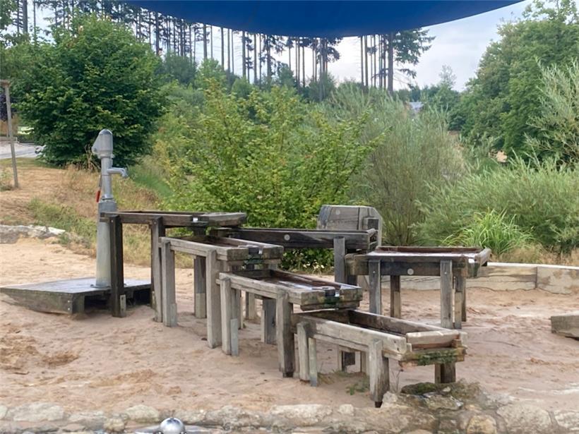 Ein Teil des großen Wasserspielplatzes für Kinder, der vom Seebad aus zugänglich...