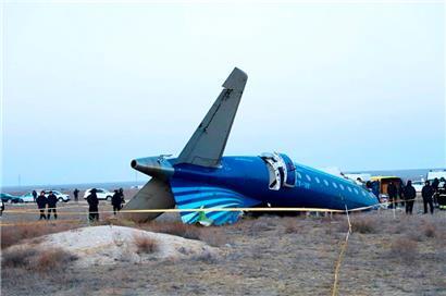 Ein Teil einer Embraer 190 von Azerbaijan Airlines in der Nähe des Flughafens von Aktau
