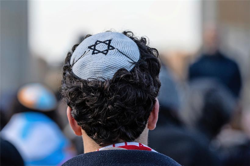 Ein Teilnehmer einer Kundgebung zum europäischen jüdischen Jugendkongress trägt eine Kippa mit Davidstern
