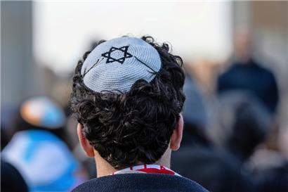 Ein Teilnehmer einer Kundgebung zum europäischen jüdischen Jugendkongress trägt eine Kippa mit Davidstern
