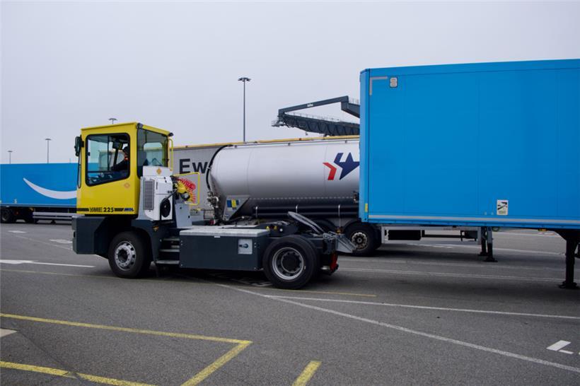 Ein Terminaltraktor holt einen Anhänger ab