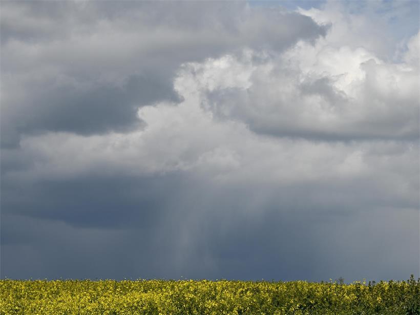 Tiefdruckgebiet über Schottland lenkt labile Luftmassen nach Westeuropa und bringt Gewitter mit sich