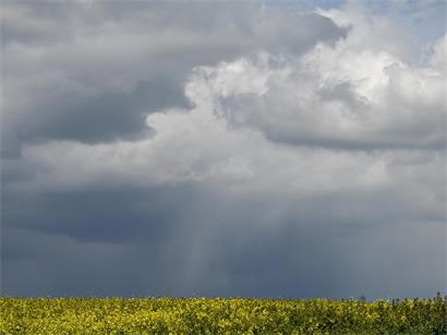 Tiefdruckgebiet über Schottland lenkt labile Luftmassen nach Westeuropa und bringt Gewitter mit sich