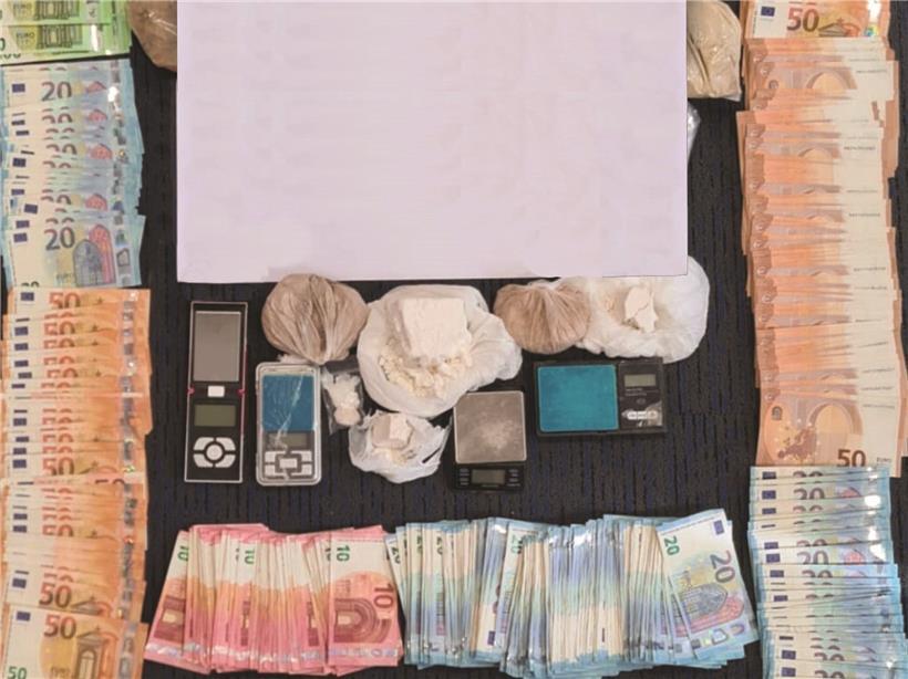 Ein Tisch mit Drogen, Bargeld und Feinwaagen