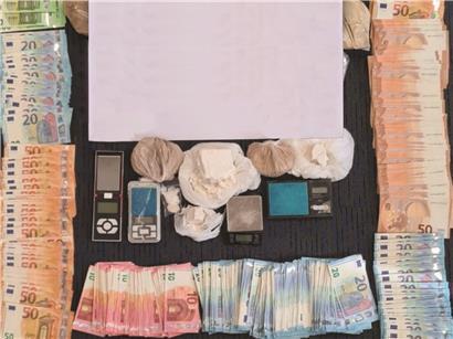 Ein Tisch mit Drogen, Bargeld und Feinwaagen