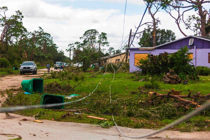 Ein Tornado, der durch den Hurrikan „Milton“ verursacht wurde, hinterließ am 10. Oktober 2024 in Port St. Lucie, Florida, beschädigte Straßen und umgestürzte Stromleitungen.
