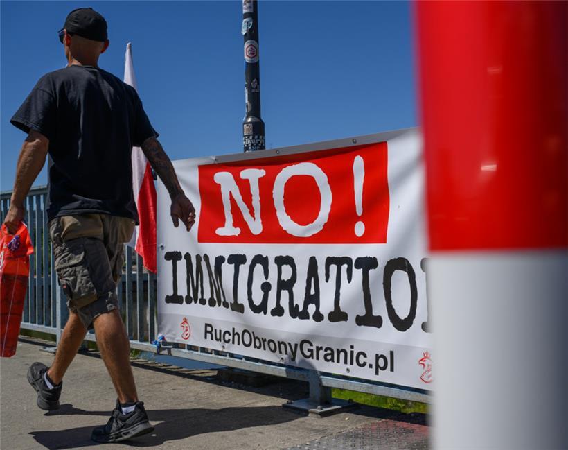 Ein Transparent mit der Aufschrift „No! Immigration“ hängt auf polnischer Seite am deutsch-polnischen Grenzübergang Stadtbrücke zwischen Frankfurt/Oder in Brandenburg und dem polnischen Slubice
