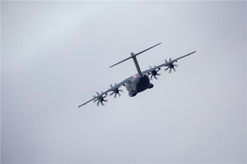 Ein Transportflugzeug vom Typ Airbus A400M der Luftwaffe startet am Morgen auf dem Fliegerhorst Wunstorf in der Region Hannover.
