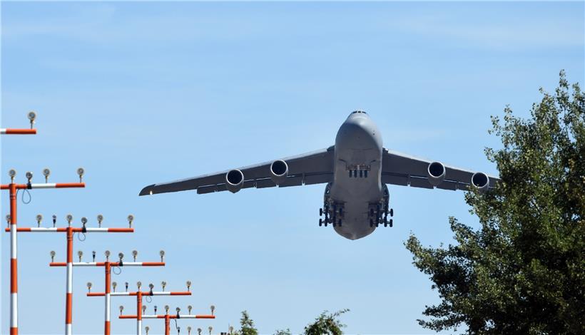 Ein Transportflugzeug von Typ C-5 Galaxy startet im Juli 2020 vom US-Militärflughafen Spangdahlem.
