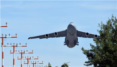 Ein Transportflugzeug von Typ C-5 Galaxy startet im Juli 2020 vom US-Militärflughafen Spangdahlem.
