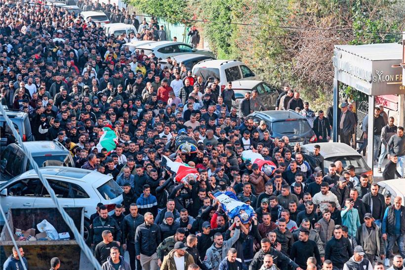 Ein Trauerzug in Dschenin führt einige der gestern von der israelischen Armee getöteten Palästinenser mit sich
