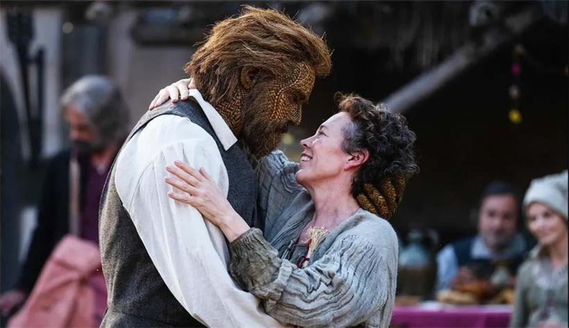 Ein Traumpartner aus Weidenruten: Alexander Skarsgård (l.) und Olivia Colman (r.) bilden in „Wicker“ ein ungleiches Paar