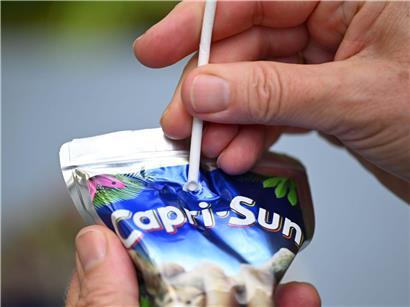 Capri Sun Trinkbeutel mit umweltfreundlichem Papierstrohhalm auf weißem Hintergrund