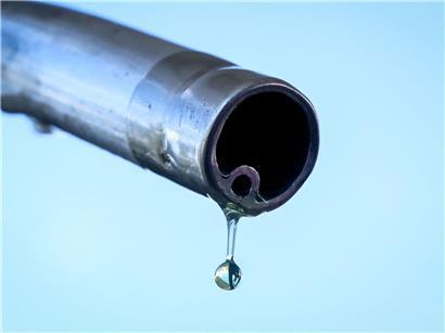 Tropfen Benzin fällt aus Zapfpistole an Tankstelle, Kraftstoff nachtanken, Auto tanken, Tankvorgang, Energieversorgung