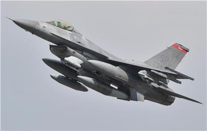 Ein US-Kampflugzeug vom Typ F-16 Falcon startet auf der Airbase Spangdahlem (Archivfoto)
