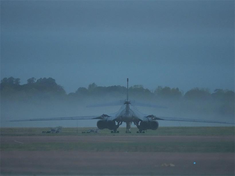 Ein US-amerikanischer B1-Bomber steht im Morgennebel auf dem ins Visier geratenen RAF-Stützpunkt Fairford
