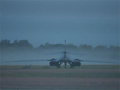 Ein US-amerikanischer B1-Bomber steht im Morgennebel auf dem ins Visier geratenen RAF-Stützpunkt Fairford