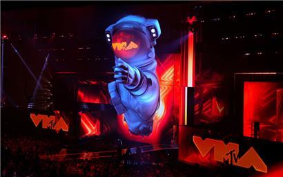 Ein Überblick über die Atmosphäre während der MTV Video Music Awards in der UBS Arena
