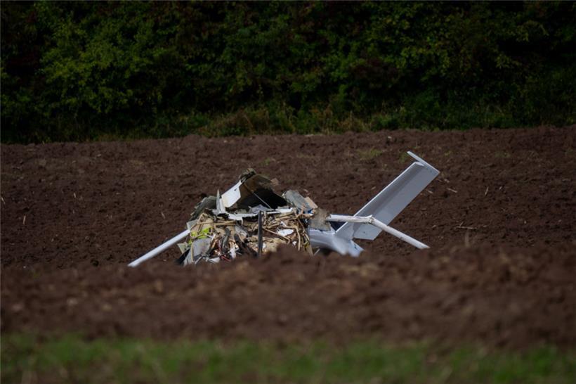 Ein Ultraleichtflugzeug liegt auf einem Ackerfeld bei Fließem. Zwei Menschen sind bei dem Absturz am Sonntagabend dabei gestorben.
