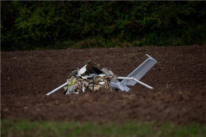 Ein Ultraleichtflugzeug liegt auf einem Ackerfeld bei Fließem. Zwei Menschen sind bei dem Absturz am Sonntagabend dabei gestorben.
