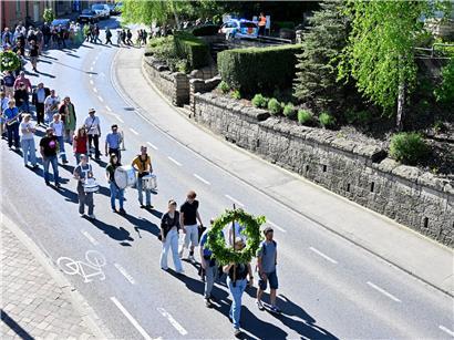 Umzug mit dem traditionellen Meekranz in Niederkerschen, festliche Trachten und regionale Brauchtumspflege