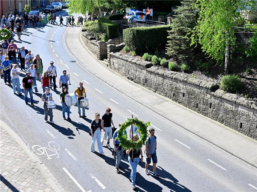 Umzug mit dem traditionellen Meekranz in Niederkerschen, festliche Trachten und regionale Brauchtumspflege