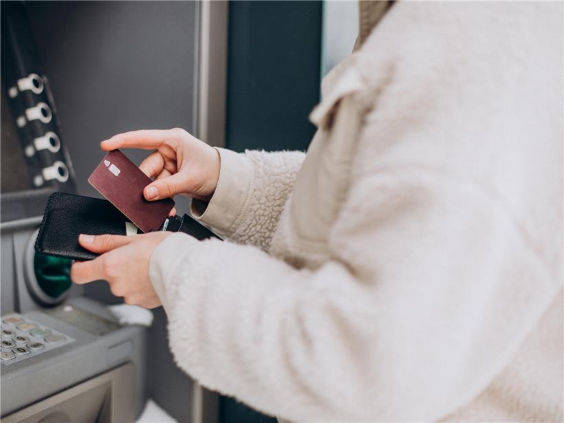 Unbekannter stiehlt am Sonntag Geldkarte und Bargeld einer Person am Geldautomaten, Diebstahl und Sicherheit am Bankautomaten