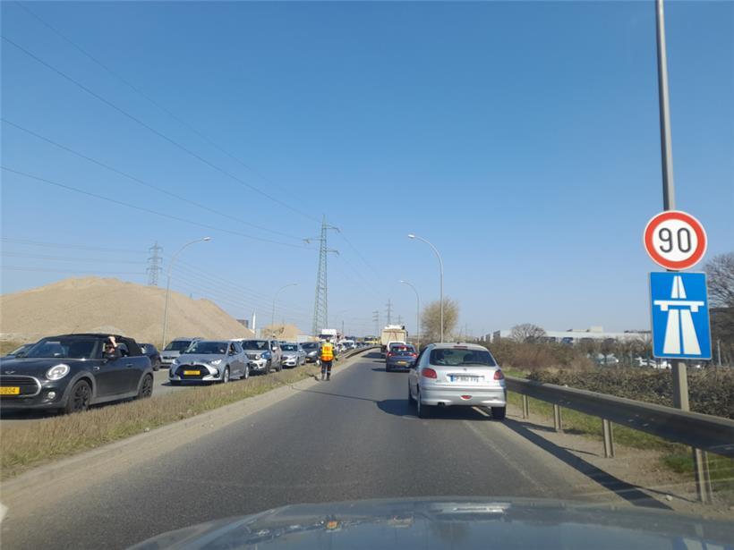 Ein Unfall auf der A4 hat am Dienstagnachmittag Stau rund um den Kreisverkehr Raemerich verursacht
