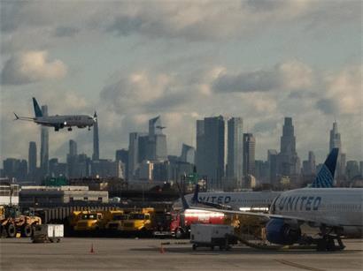 Ein United-Flieger landet in Newark. Im Hintergrund die Skyline von Midtown Manhattan.