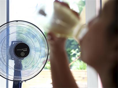 Ventilator mit rotierenden Flügeln sorgt für angenehme Luftzirkulation, kühlt Raum aber nicht dauerhaft ab