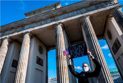 Ein Vertreter der „Democrats Abroad“ fordert vor dem Brandenburger Tor in Berlin, dass alle Stimmen in den USA gezählt werden
