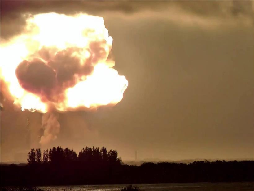 Ein Video des Vorfalls zeigt, wie Rauch unter der 98 Meter hohen Rakete hervorquillt, bevor diese vollständig verbrennt und zu einem gewaltigen Feuerball wird.