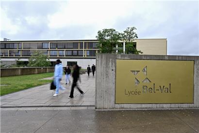 Ein Video in den sozialen Medien zwigt, wie Schülerinnen des Lycée Bel-Val eine Mitschülerin mobben
