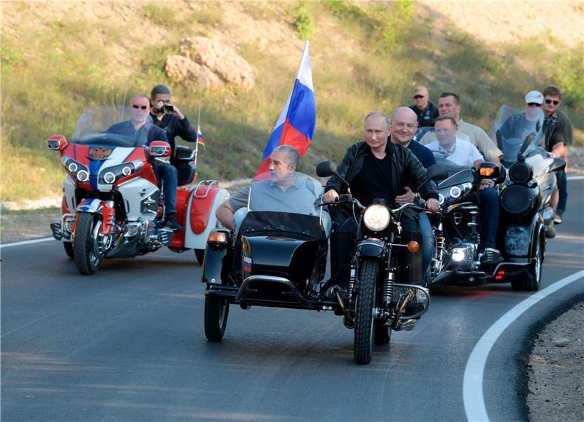 „Ein Volk, ein geschlossenes Ganzes“: Wladimir Putin im Sommer 2019 bei einer Motorradtour auf der Krim

