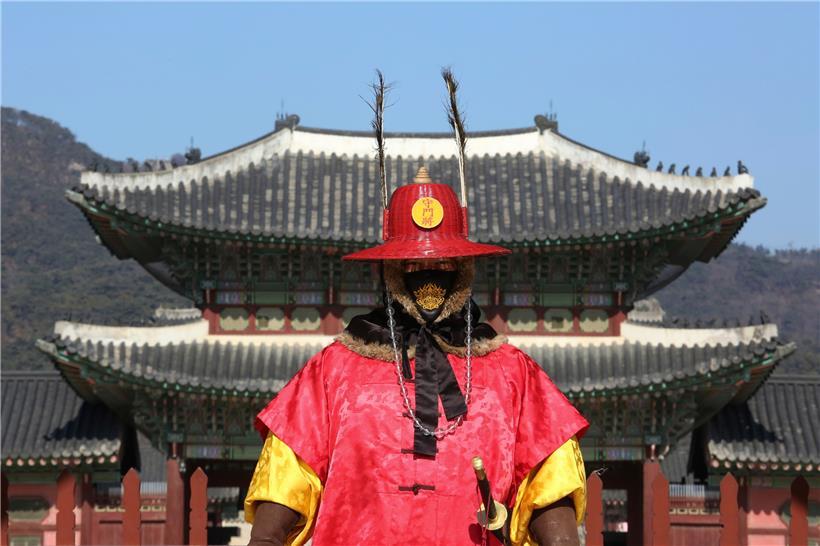 Ein Wachmann der Kaiserlichen Wache in Südkorea trägt eine Atemschutzmaske
