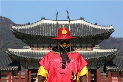 Ein Wachmann der Kaiserlichen Wache in Südkorea trägt eine Atemschutzmaske

