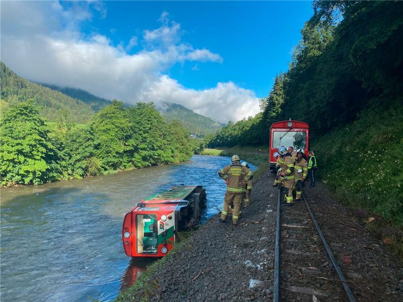 Ein Waggon eines Regionalzugs liegt in der Mur
