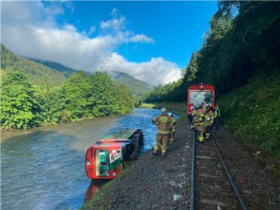 Ein Waggon eines Regionalzugs liegt in der Mur

