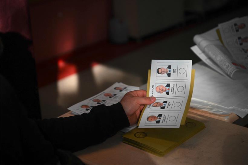 Ein Wahlhelfer hält einen Stimmzettel mit Bildern der Präsidentschaftskandidaten in einem Wahllokal in Istanbul am 14. Mai 2023 für die Parlaments- und Präsidentschaftswahlen in der Türkei.
