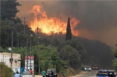 Ein Waldbrand im Dorf Theriano in der Nähe der westgriechischen Stadt Patras
