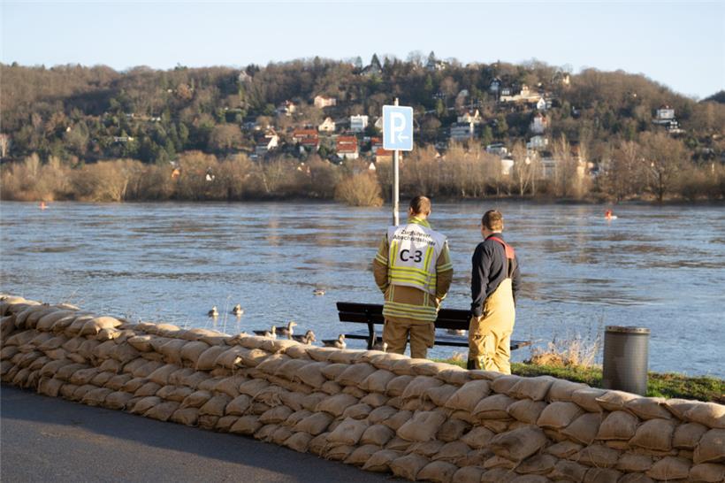Ein Wall aus Sandsäcken soll Dresden vor dem Wasser der Elbe schützen
