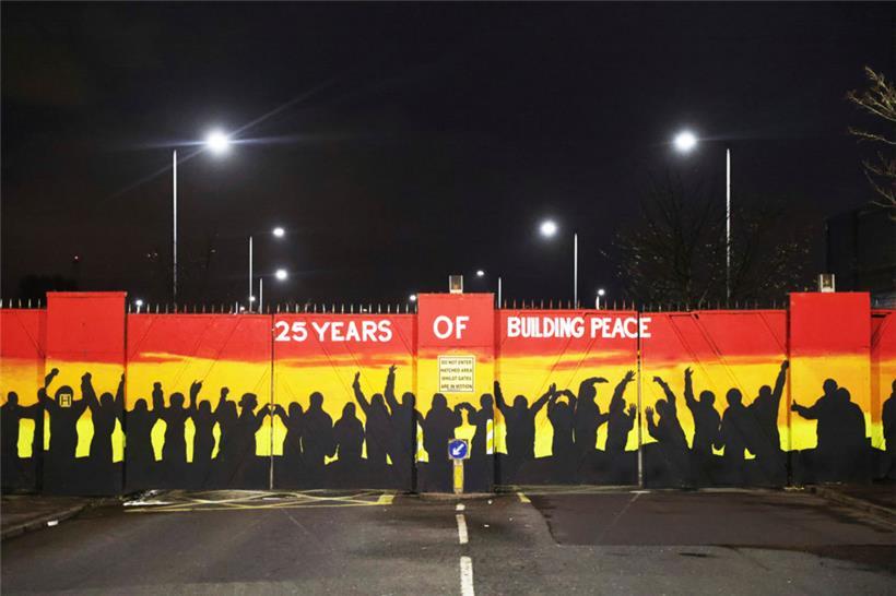 Ein Wandgemälde an den Friedenstoren am Lanark Way feiert das Karfreitagsabkommen im Westen von Belfast
